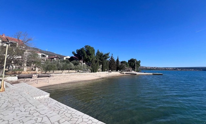Obrovac Apartamento | GMZ beachfront 3-bedroom apartment, shaded front yard in lovely Susnjar, Croatia