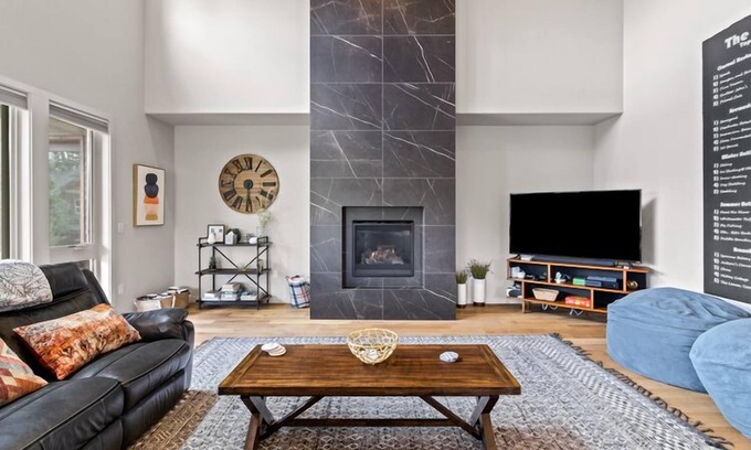 Bend Casa | ¡Para estrenar! 5BR / 3. 5BA, 2922 pies cuadrados, capacidad para 12, jacuzzi, pasos al río Deschutes