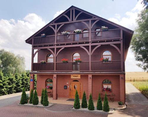 Brzezno Otro | Gościniec Piast Pokoje i Camper Park