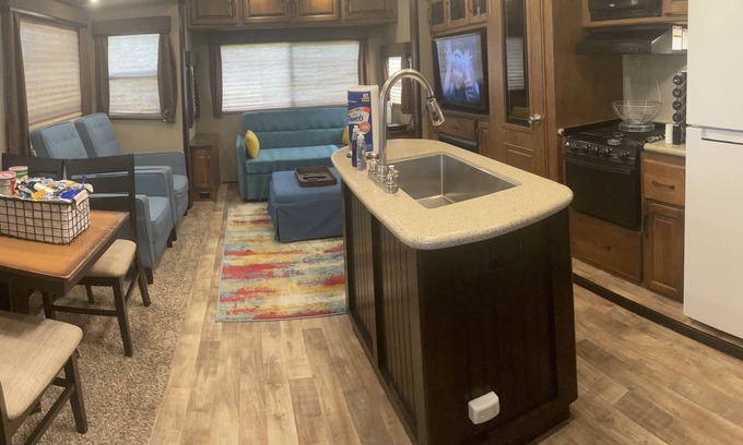 French Quarter Casa | Frente al lago Conroe, RV de lujo, modelo 2016, solo traiga la maleta
