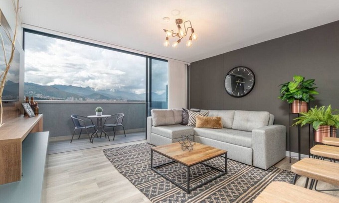 La Aguacatala Apartamento | Go Living 708 · Luxury Apt w/ balcony & city view-AC by HOUSY HOST