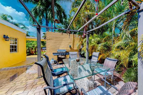 Hollywood Lakes Casa | Go with the Flow