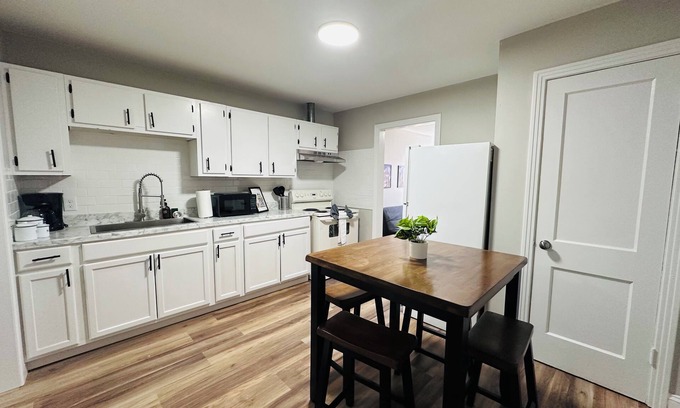Bossier City Casa | Goat on Glacier