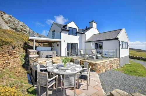 Holyhead Casa | Goferydd, South Stack, Anglesey, 4 bed luxury home, hot tub, dog friendly