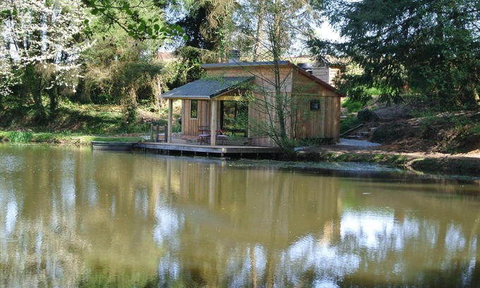 Saint-Priest-les-Fougeres Cabina | GoGreen Cabin en el corazón de la Francia rural en un lago privado