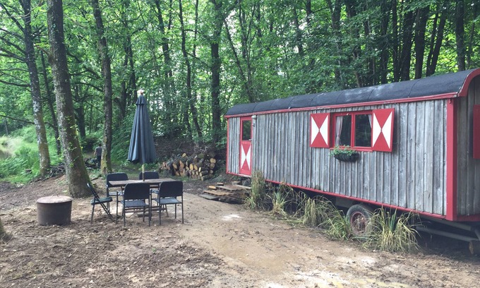 Saint-Priest-les-Fougeres Casa | GoGreen Roulotte: una cabaña pastoril única en un lago privado en la Francia rural