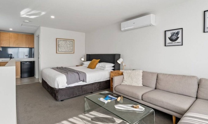 Golden Point Apartamento | GOL001 · Elegant studio - walk to CBD. Perfect for workers