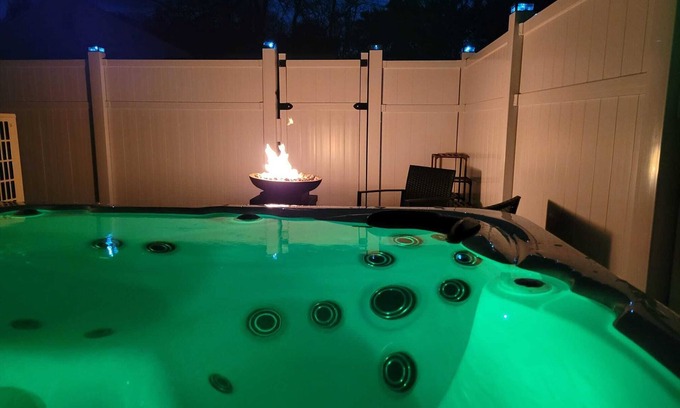 East Sandwich Casa | Gold Anchor Cottage - private hot tub getaway!