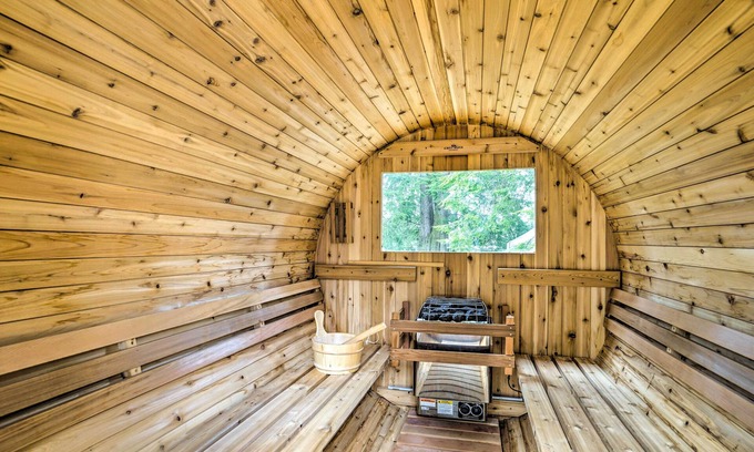 Gold Bar Cabaña | Gold Bar Cabin on Skykomish River: Heated Swim Spa