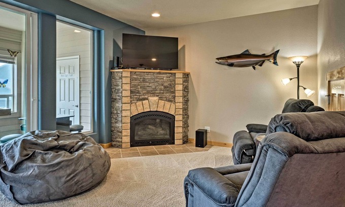 Gold Beach Casa | Gold Beach Townhome with Ocean Views & Sunroom!