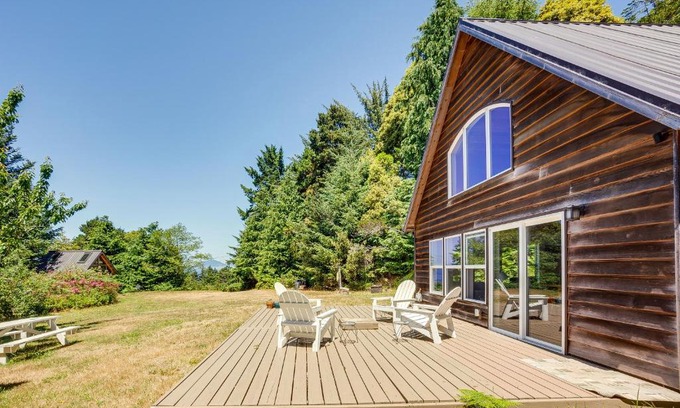 Gold Beach Casa | Gold Beach Vacation Rental Close to Beaches!