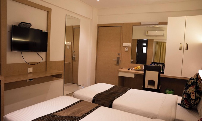 Airoli Hotel | Gold Crest Business Hotel