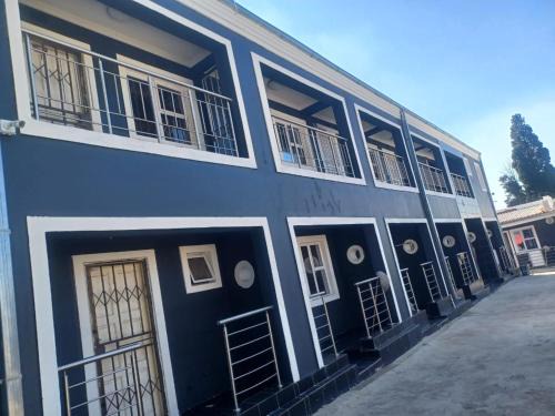 Greater Johannesburg Metropolitan Area Apartamento | Gold Crown One Bedroom Self-Catering Apartment With Balcony, NetFlix & YouTube