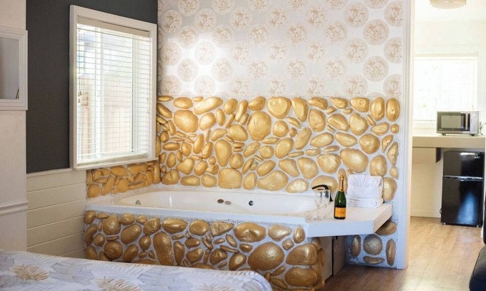 Big Bear Lake Apartamento | "Gold Rush" Hotel Suite with AC/Heating & Indoor Jetted Tub
