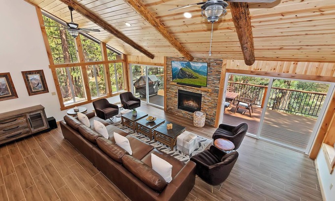 Eagle Mountain Estates Cabina | Gold Rush Lodge: Exceptional Location in Big Bear's Eagle Mountain Estates! Luxury 5 En Suite Bedrooms! EV Charger! Pet Friendly!