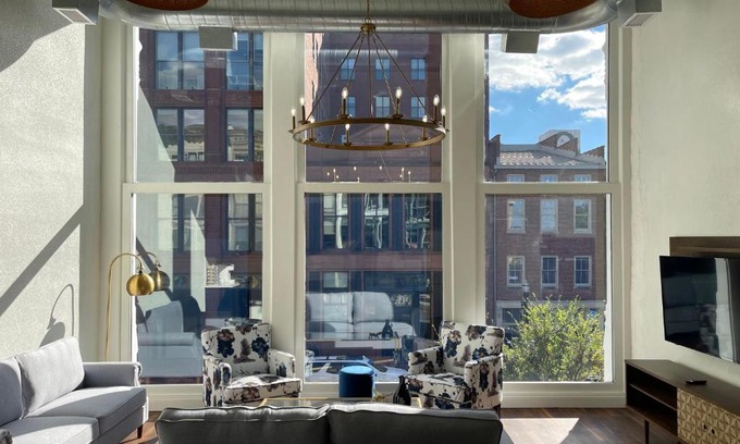 West Main Historic District Apartamento | Gold Suite by Hollyhock- Executive-Level Living