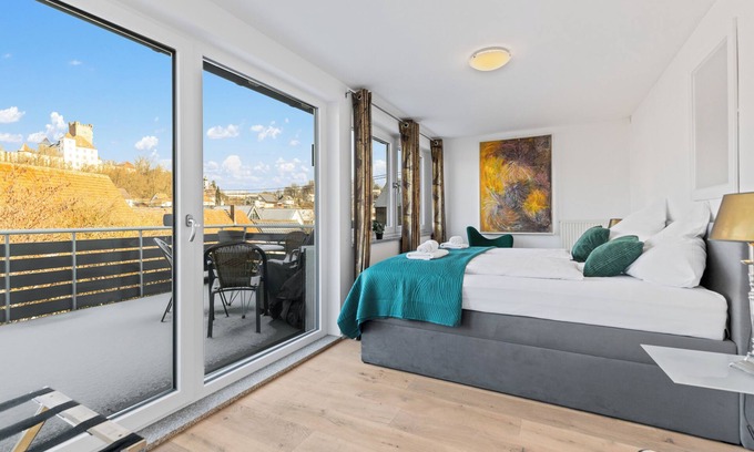 Guenzburg Apartamento | GOLDCREAM XL up to 8 people, MODERN, NETFLIX