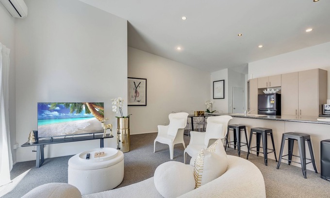 Mount Maunganui Casa | Golden 3-bedroom Retreat in beautiful Mount Maunganui with WiFi, AC