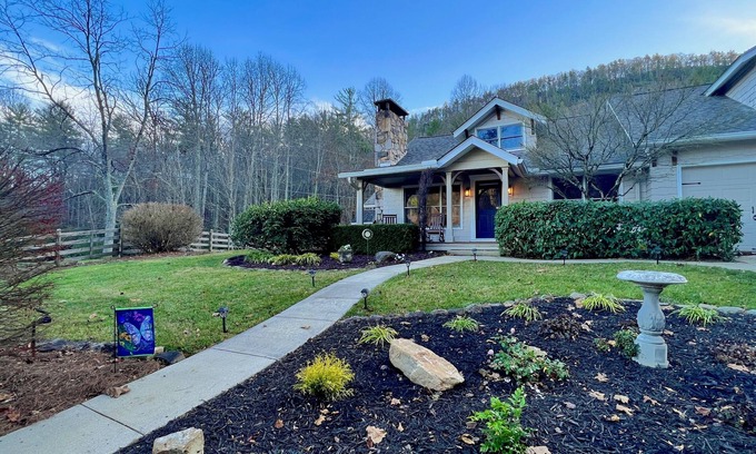 Highlands Casa | Golden Acres Ranch Hot Tub,Game Room, Creek & Mtn View. 8m from DT Highlands