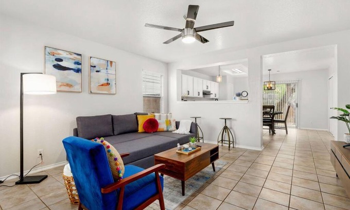Maverick Creek Casa | Golden Chest - Modern - UTSA Central - Fast WiFi