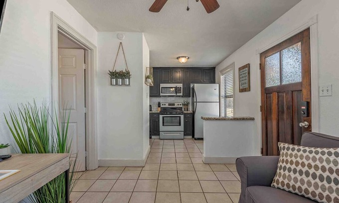 West Park Cabaña | NEW! Golden Cottage - .5 Miles from TAMU's KYLE FIELD!