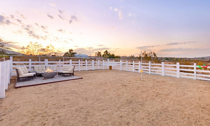 Joshua Tree Casa | 🌵Golden Desert Ranch - Hot Tub, Fire Pit and BBQ!🌵