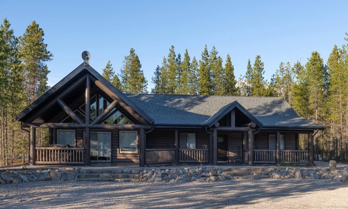 Valemount Casa | The Golden Eagle Cabin