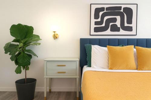 Holly Casa | Golden Girls Home at Dtwn, Fenced Yard, Sleep 9