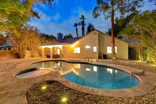 North Las Vegas Casa | Golden Glow Retreat