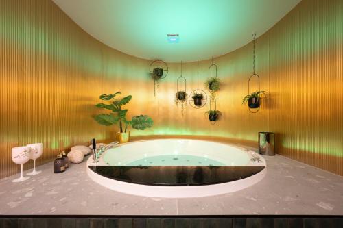 Brno Apartamento | GOLDEN GOLF Brno with WHIRLPOOL, GARDEN and free PARKING