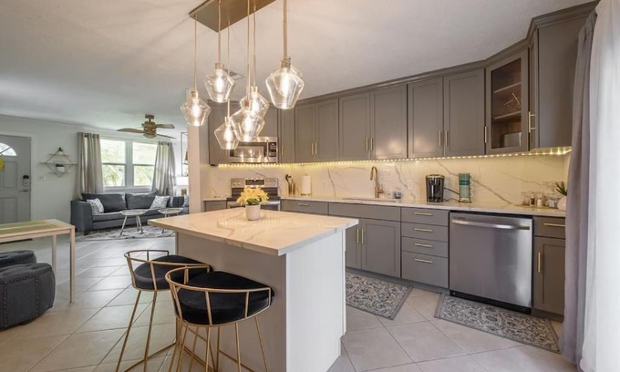 Old Seminole Heights Casa | Golden Greek and Dexters Cottage Near downtown
