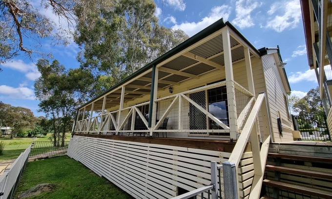 Beechworth Hotel | Golden Heritage Cottages