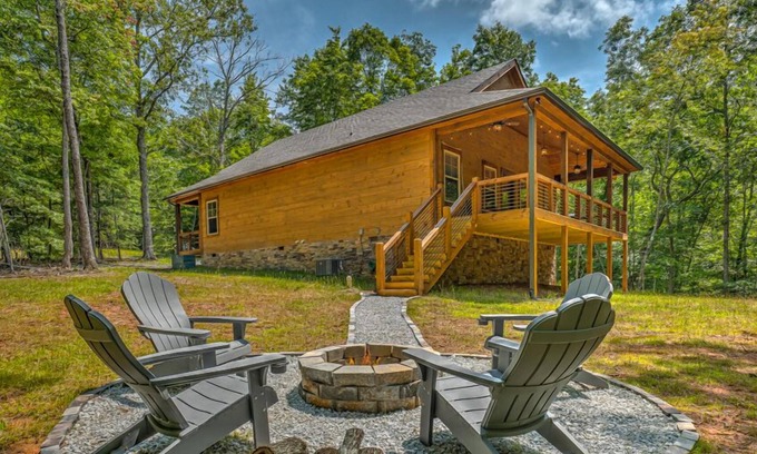 Unaka Cabina | Golden Hour - EV Car Charger | Pet Friendly | Fire pit | Newly Built Modern Mountain Home