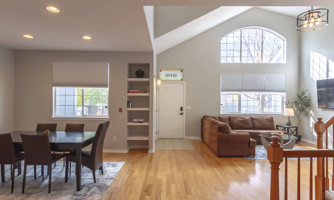 Seven Hills Casa | Golden Hour House - 2 primary bedrooms & garage