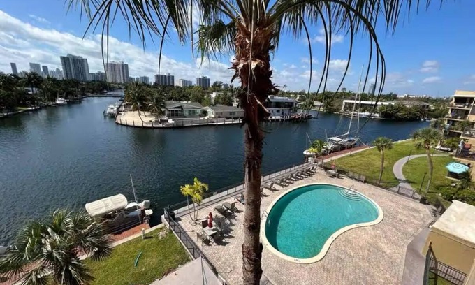 Hallandale Beach Condominio | Golden Isles Hallandale Water view