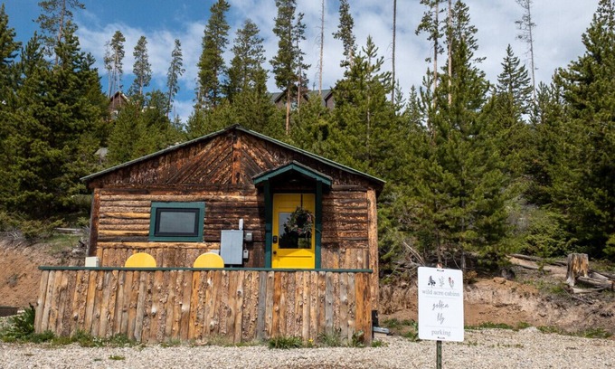 Grand Lake Cabina | Golden Lily at Wild Acre Cabins