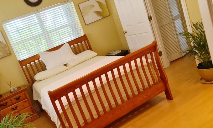 Bodden Town Condominio | Golden Palms Private Queen Suite & P/ Bath w/Pool - Solo Traveller Best