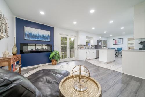 Hot Springs Casa | Golden Racehorse - Luxury Mid-Century Modern