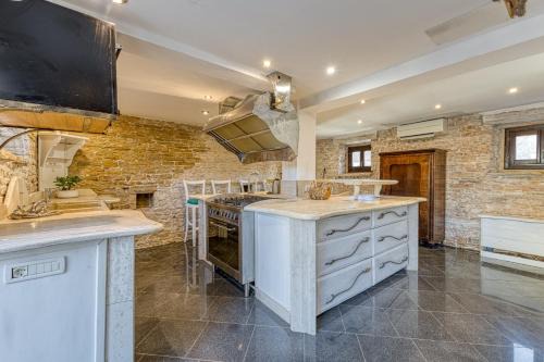 Katun Lindarski Casa | Golden Roots Estate