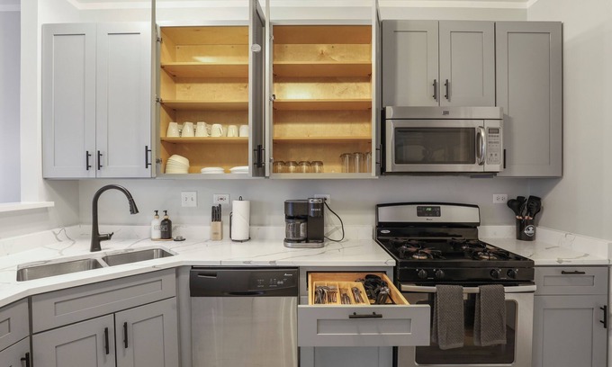 Naperville Casa | Golden! Sleeps 8/2.5 Bath Townhome
