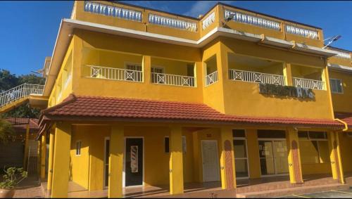 Saint Andrew Casa | Golden Spring Guest Rooms by Sebastian