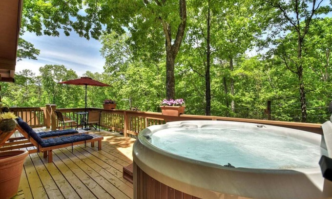 Ellijay Cabina | Goldfinch Rustic Retreat | Hot Tub & Fire Pit