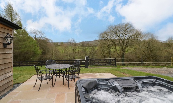 Farden Cabaña | GOLDTHORNE LODGE, family friendly, with hot tub in Clee Hill