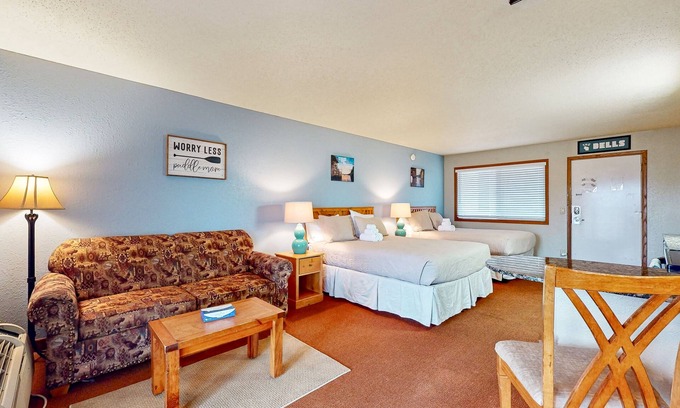 Wisconsin Dells Condominio | Golf-adjacent condo with balcony, arcade, & playground