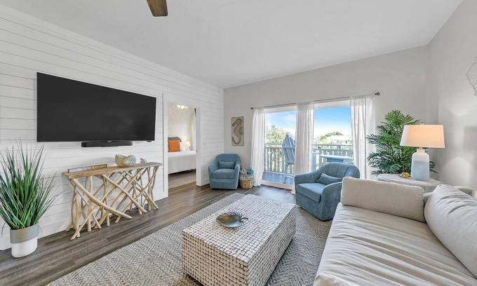 Waterside Village Condominio | Golf Cart, Canal Views, Beach Service, Pool, Hot Tub