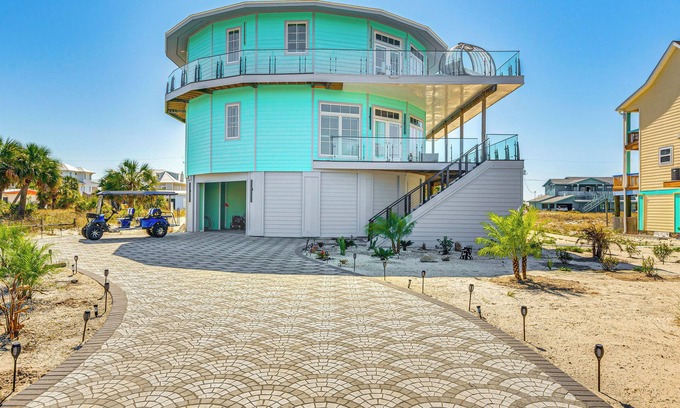 Villa Primera Casa | Golf Cart + Elevator: Retreat 1 Block to Beach