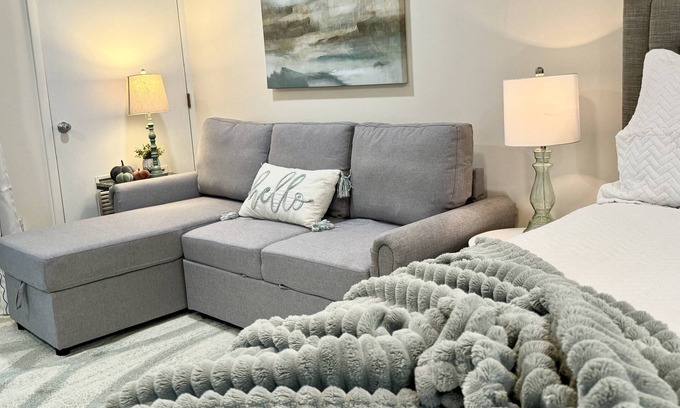 Wesley Chapel Condominio | Golf Community Studio | Workspace | Cozy Wesley Chapel Retreat w/ Kitchenette | Balcony | Smart TV