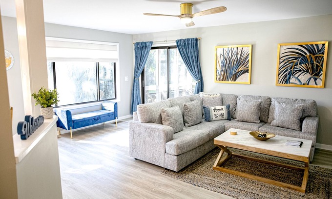 Ocean Ridge Condominio | Golf course adjacent, beach-themed condo with sunroom, washer/dryer, & AC