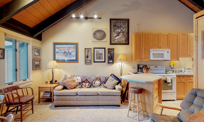 Big Sky Meadow Village Condominio | ¡NUEVO LISTADO! Condominio en el campo de golf con acceso a una piscina compartida y jacuzzi compartido!