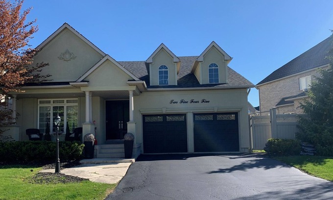 Burlington Casa | Golf Course & Country Club in a highly desirable neighbourhood